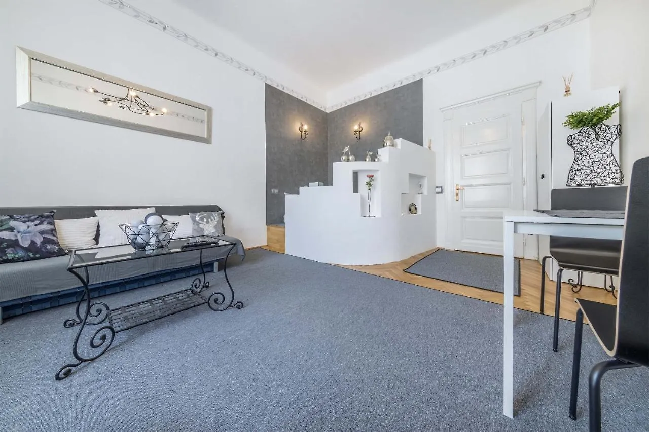 April Studio On The City Center Apartment Budapest
